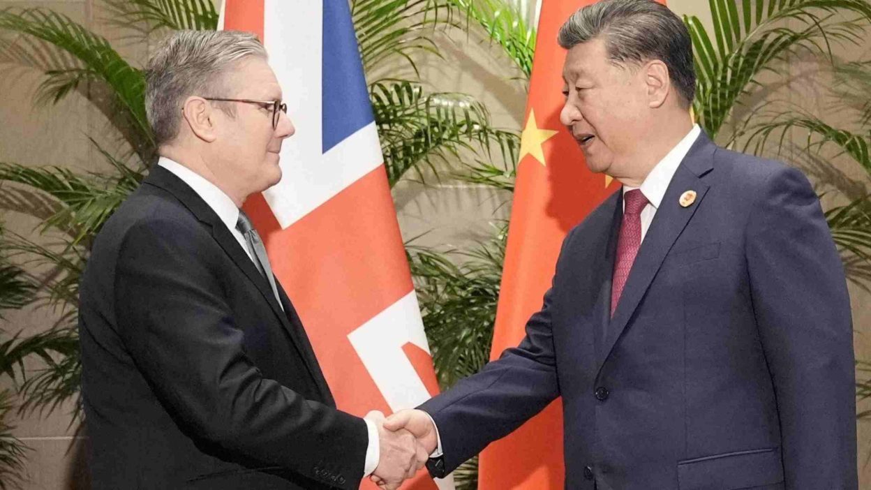 UK's Starmer and Xi Jinping shaking hands during the diplomatic meeting