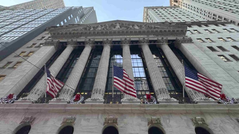 U.S. stock exchange building representing the American financial markets.