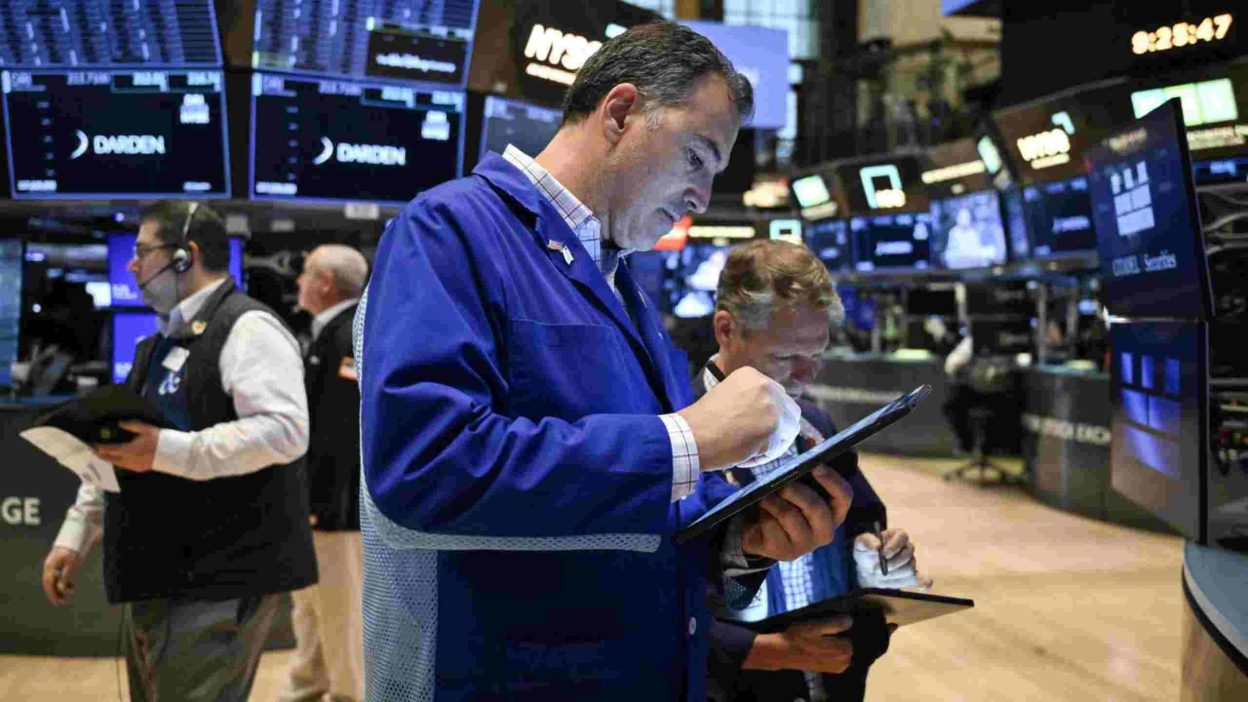 Financial reporter tracking U.S. stock index futures amid ongoing technology sector declines