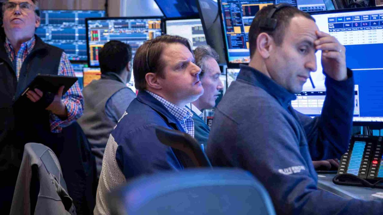 Market traders monitor declining U.S. stock futures amid tech sector pressure