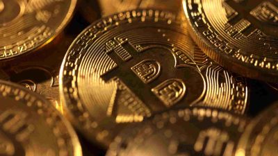 Bitcoin price hovering near $70,000 amid analyst concerns over confidence