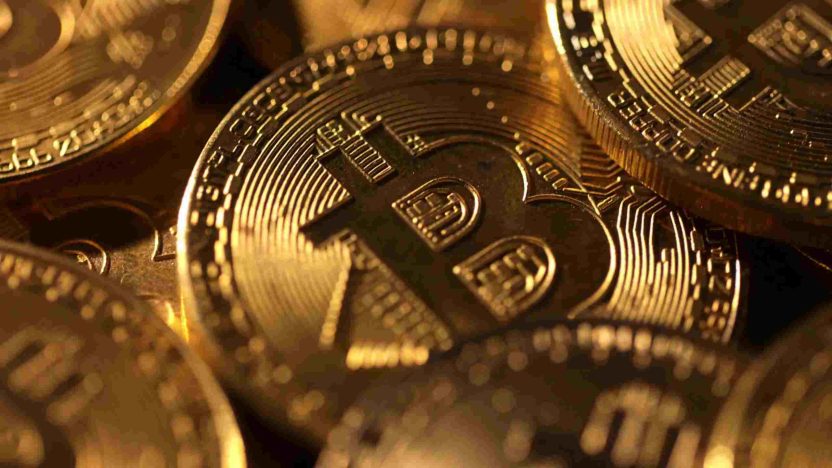 Bitcoin price hovering near $70,000 amid analyst concerns over confidence